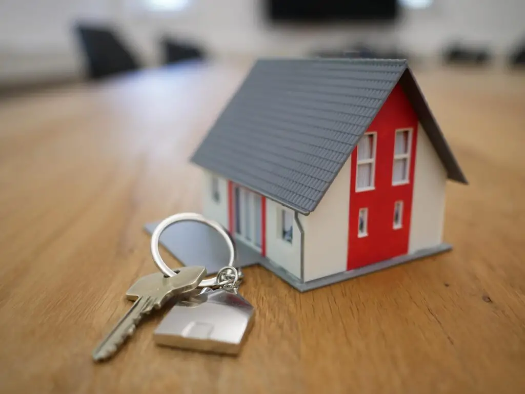 House model and keys on the table