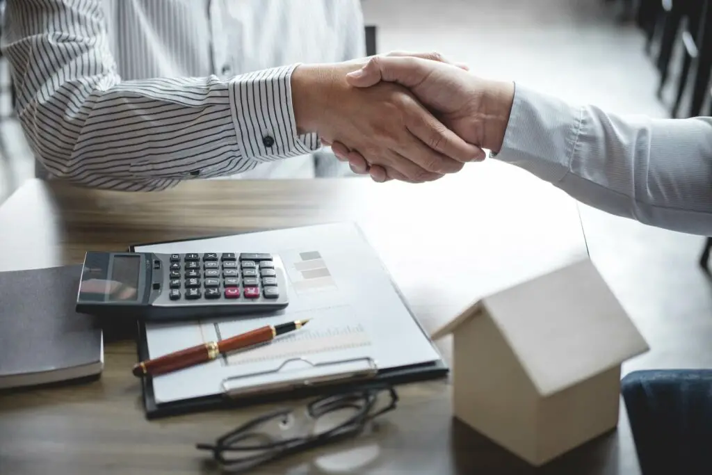 A mortgage agent and their client shaking hands